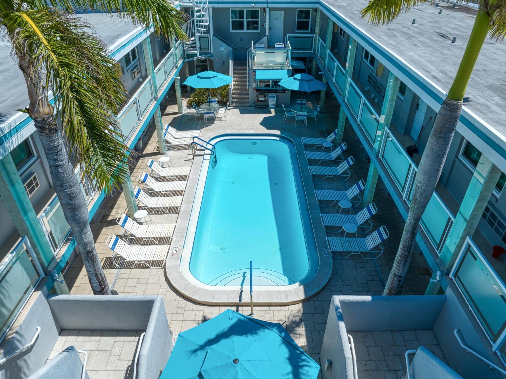Camelot Beach Suites Clearwater Beach Exterior photo