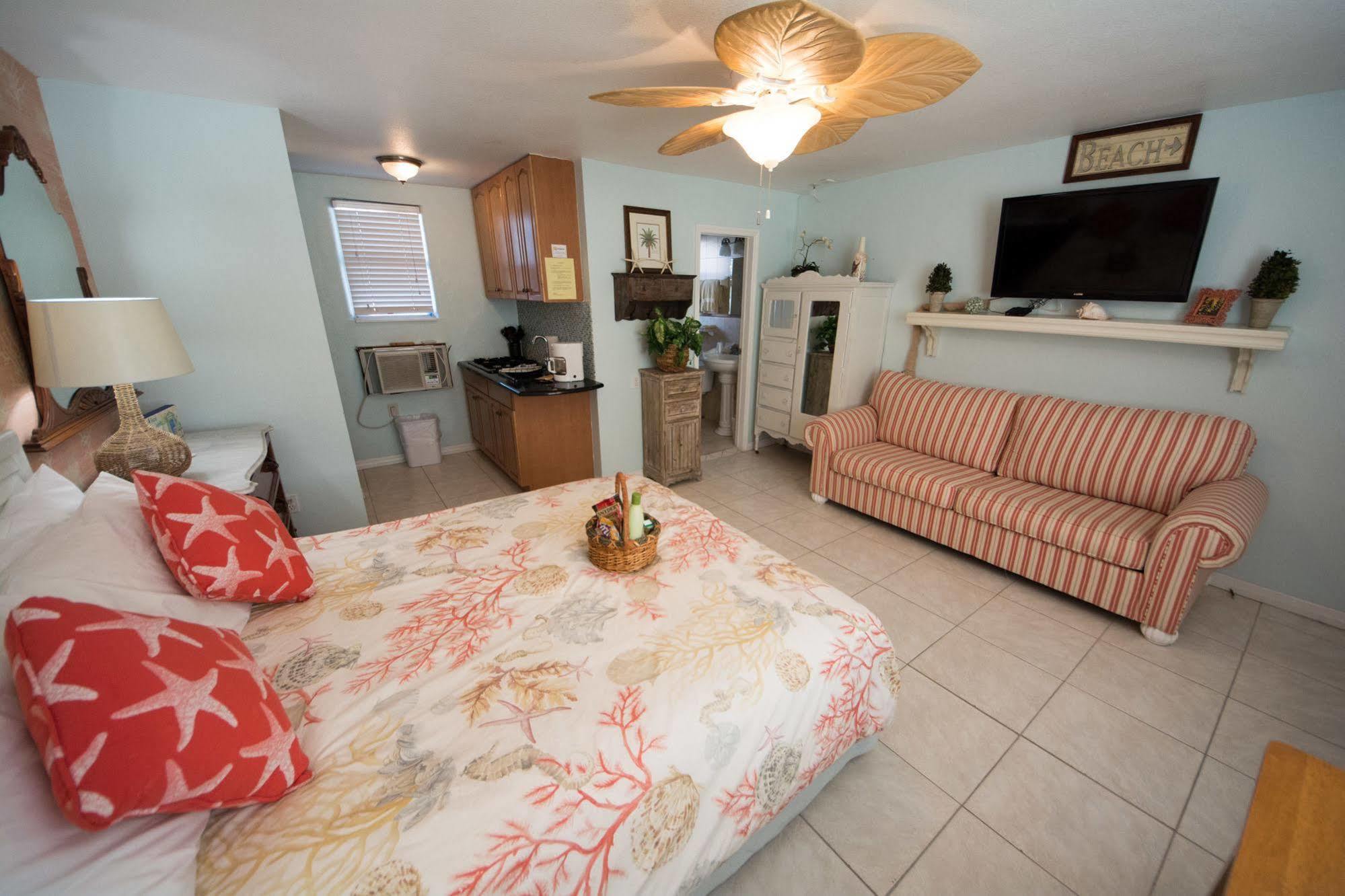 Camelot Beach Suites Clearwater Beach Exterior photo